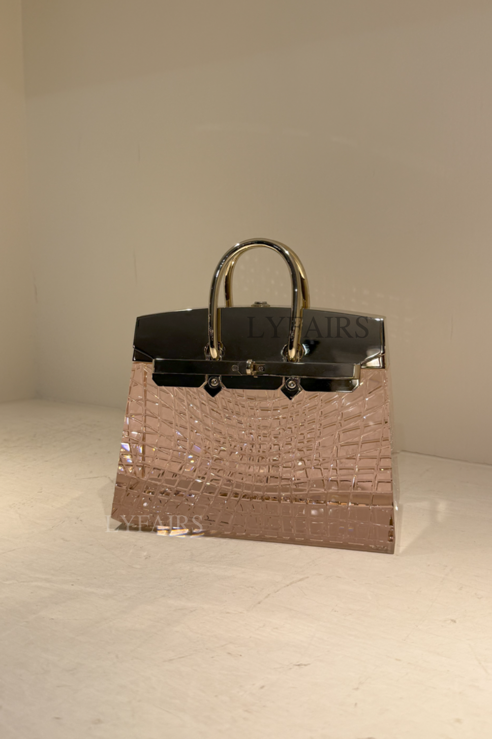 Lampada da tavolo a forma di borsa in vetro rosa delicato LYFAIRS x FH&Home con dettagli in ottone