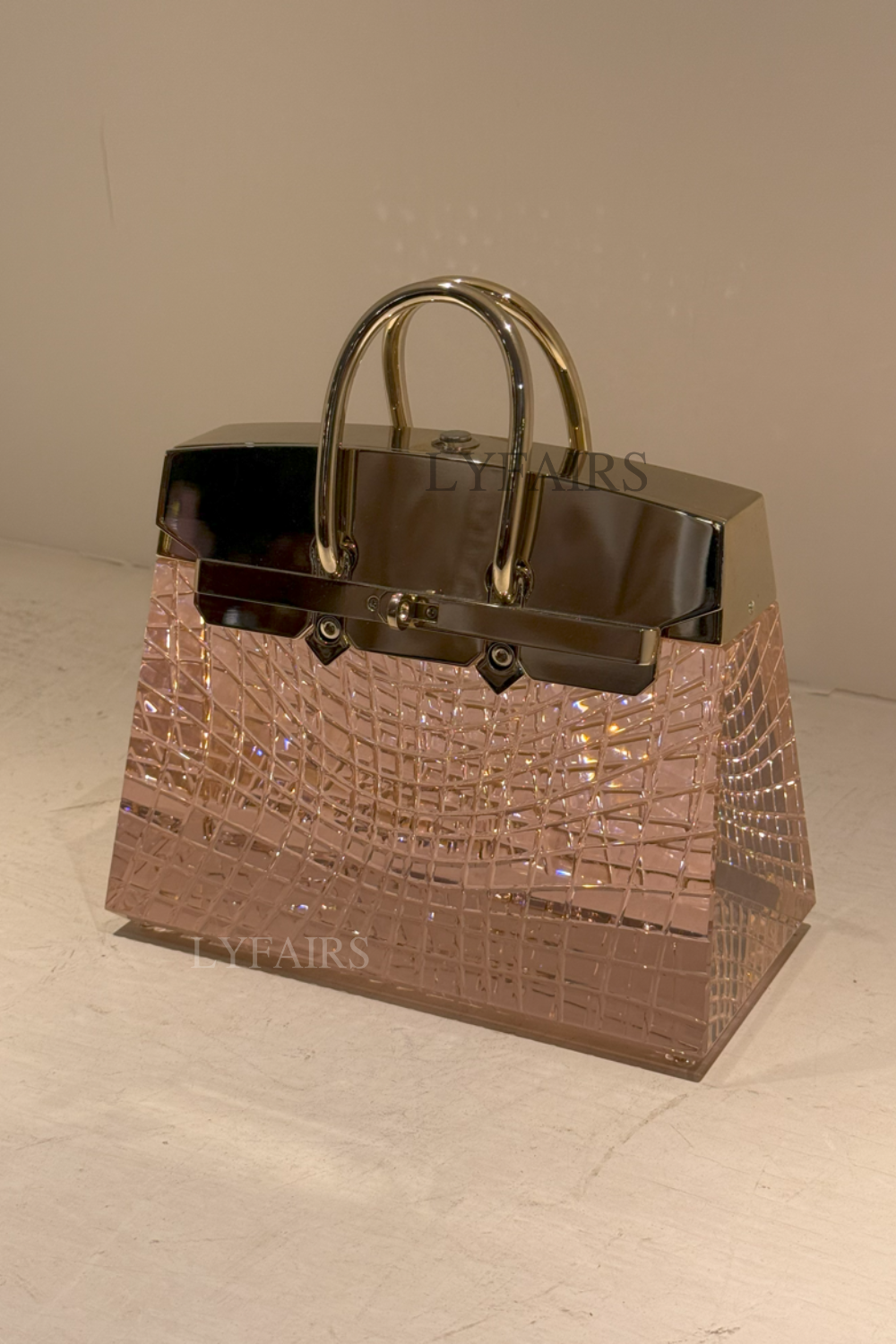 Lampada da tavolo a forma di borsa in vetro rosa delicato LYFAIRS x FH&Home con dettagli in ottone