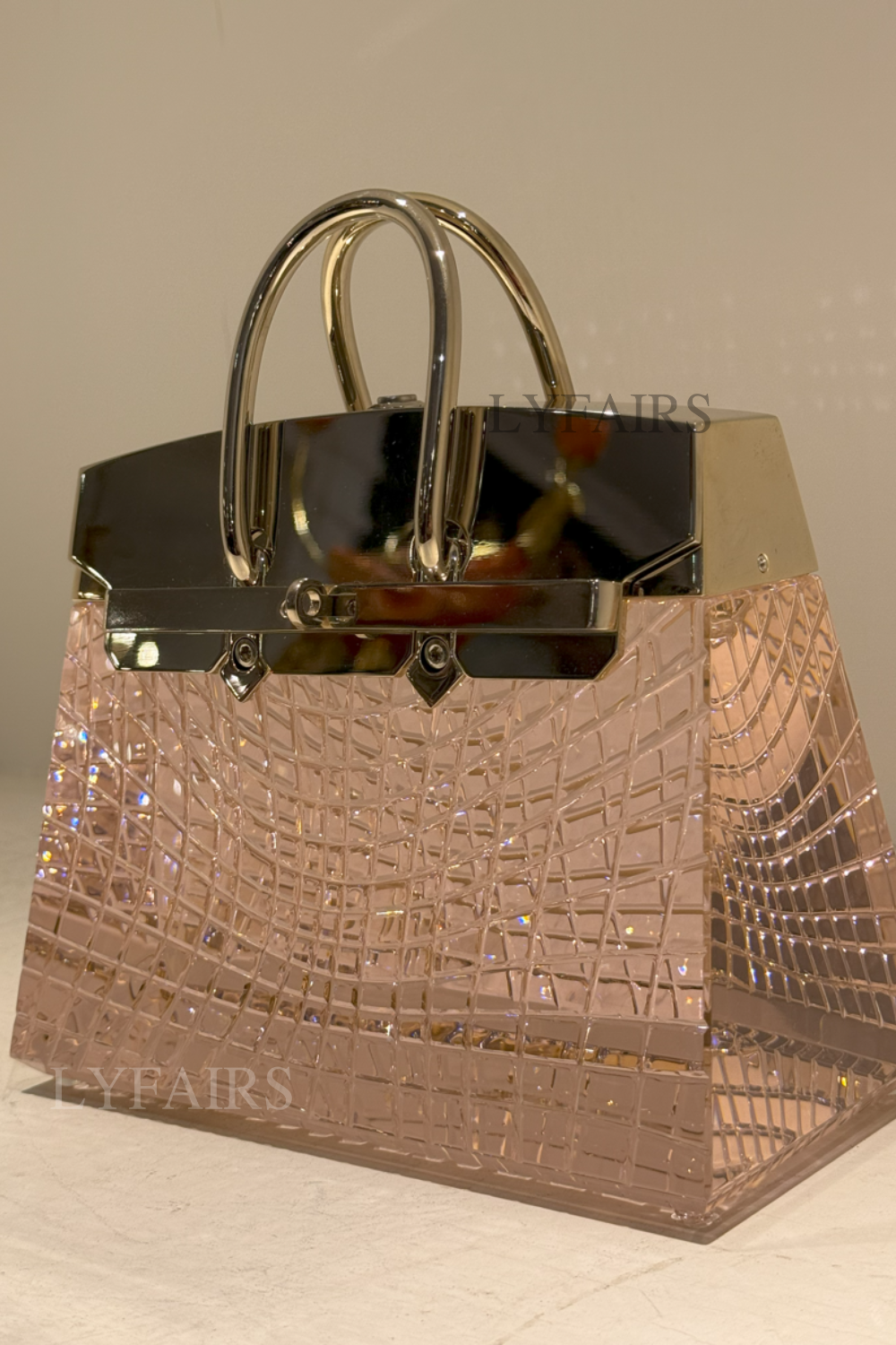 Lampada da tavolo a forma di borsa in vetro rosa delicato LYFAIRS x FH&Home con dettagli in ottone
