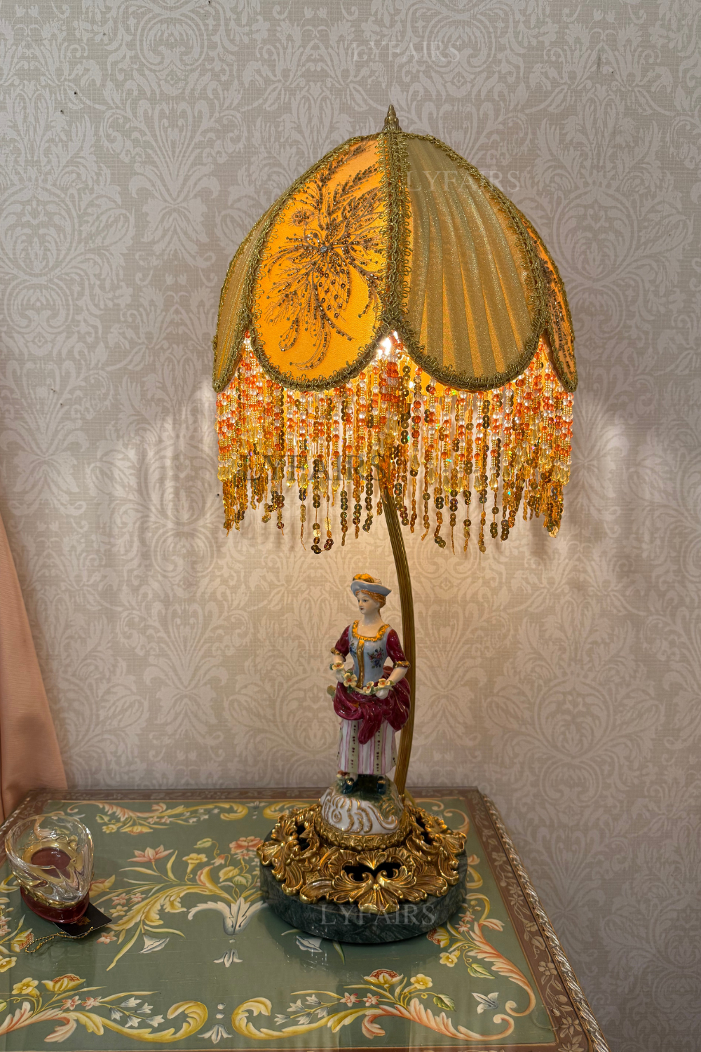 Lampada da tavolo in stile barocco in ottone LYFAIRS x FH&Home con base in ceramica