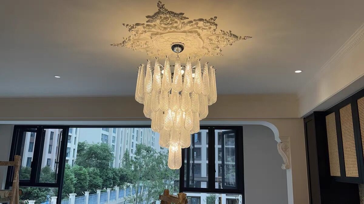Lampadario a goccia multistrato con motivo a quadri bianchi per soggiorno/camera da letto