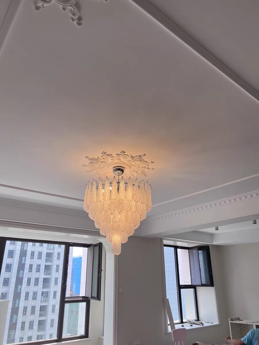Lampadario a goccia multistrato con motivo a quadri bianchi per soggiorno/camera da letto