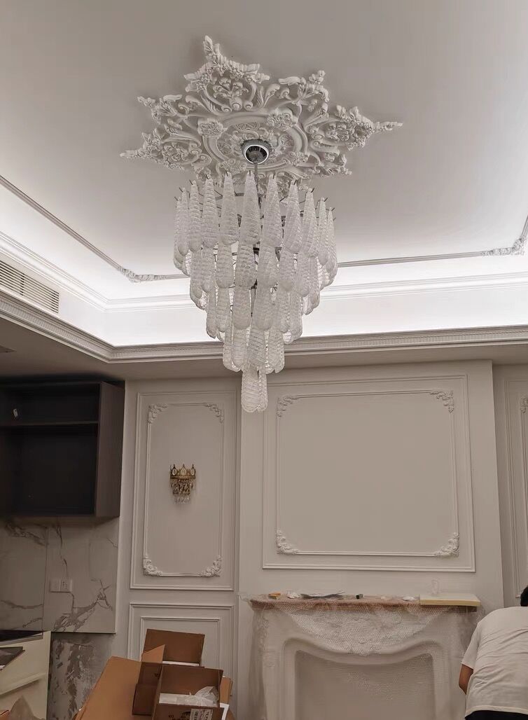 Lampadario a goccia multistrato con motivo a quadri bianchi per soggiorno/camera da letto