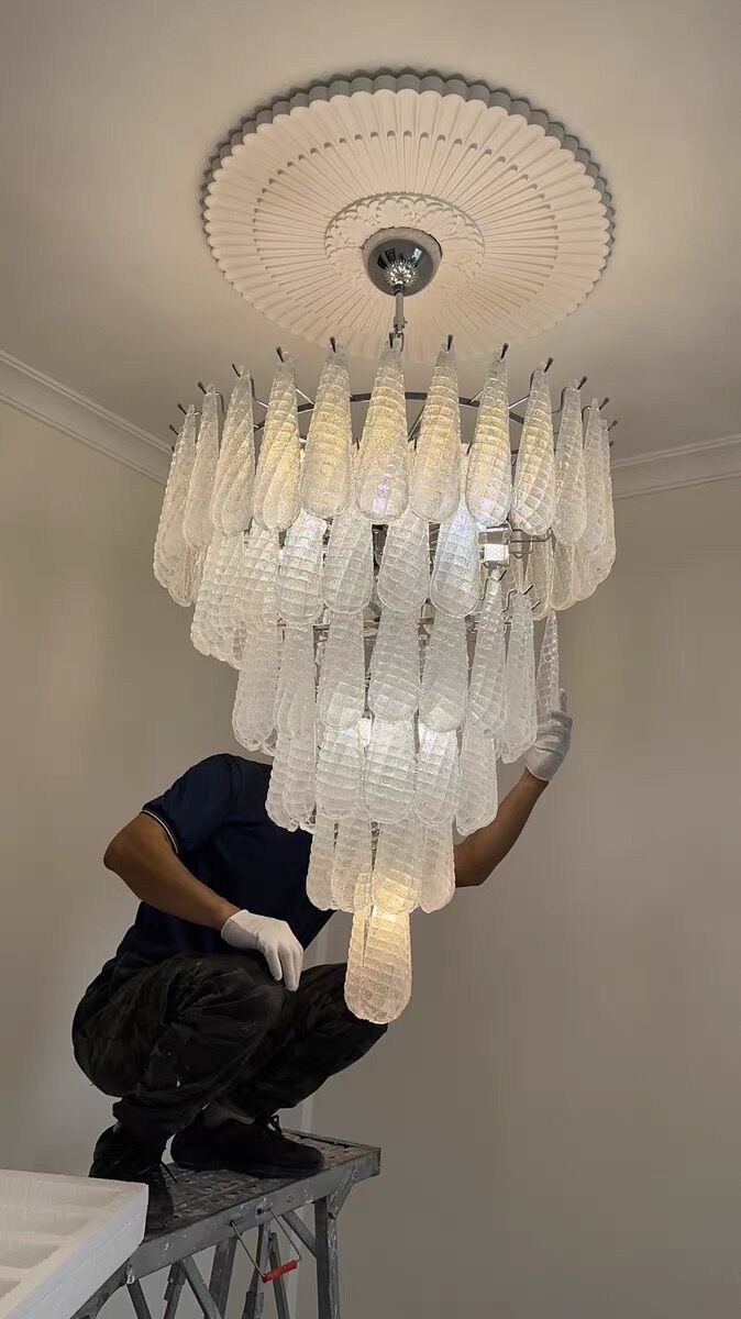 Lampadario a goccia multistrato con motivo a quadri bianchi per soggiorno/camera da letto