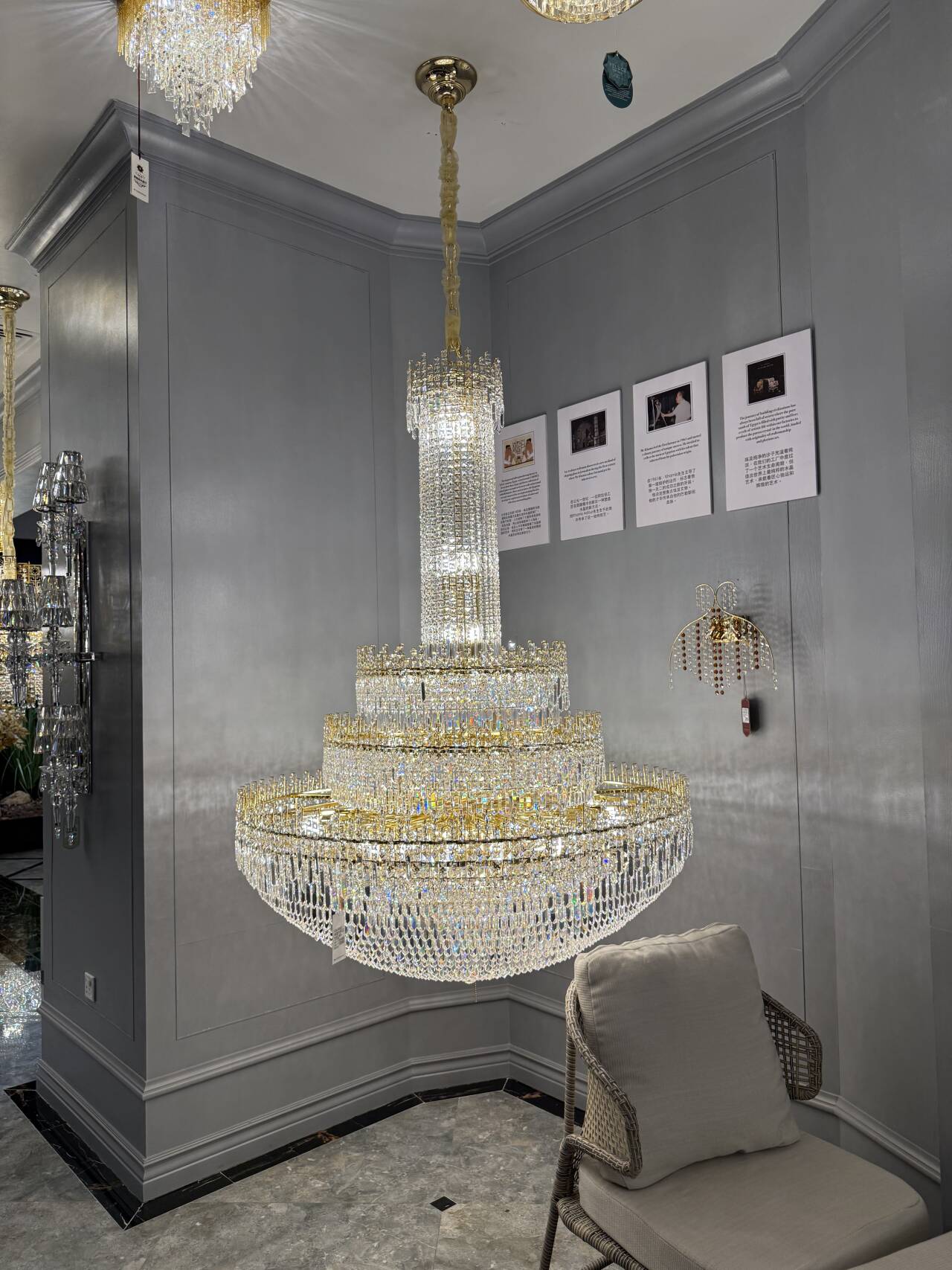 Lampadario di cristallo europeo di lusso in oro di grandi dimensioni a 3 livelli, di media lunghezza, per ingresso/scala/corridoio/ingresso.
