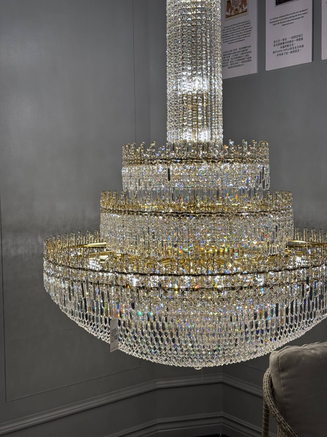 Lampadario di cristallo europeo di lusso in oro di grandi dimensioni a 3 livelli, di media lunghezza, per ingresso/scala/corridoio/ingresso.