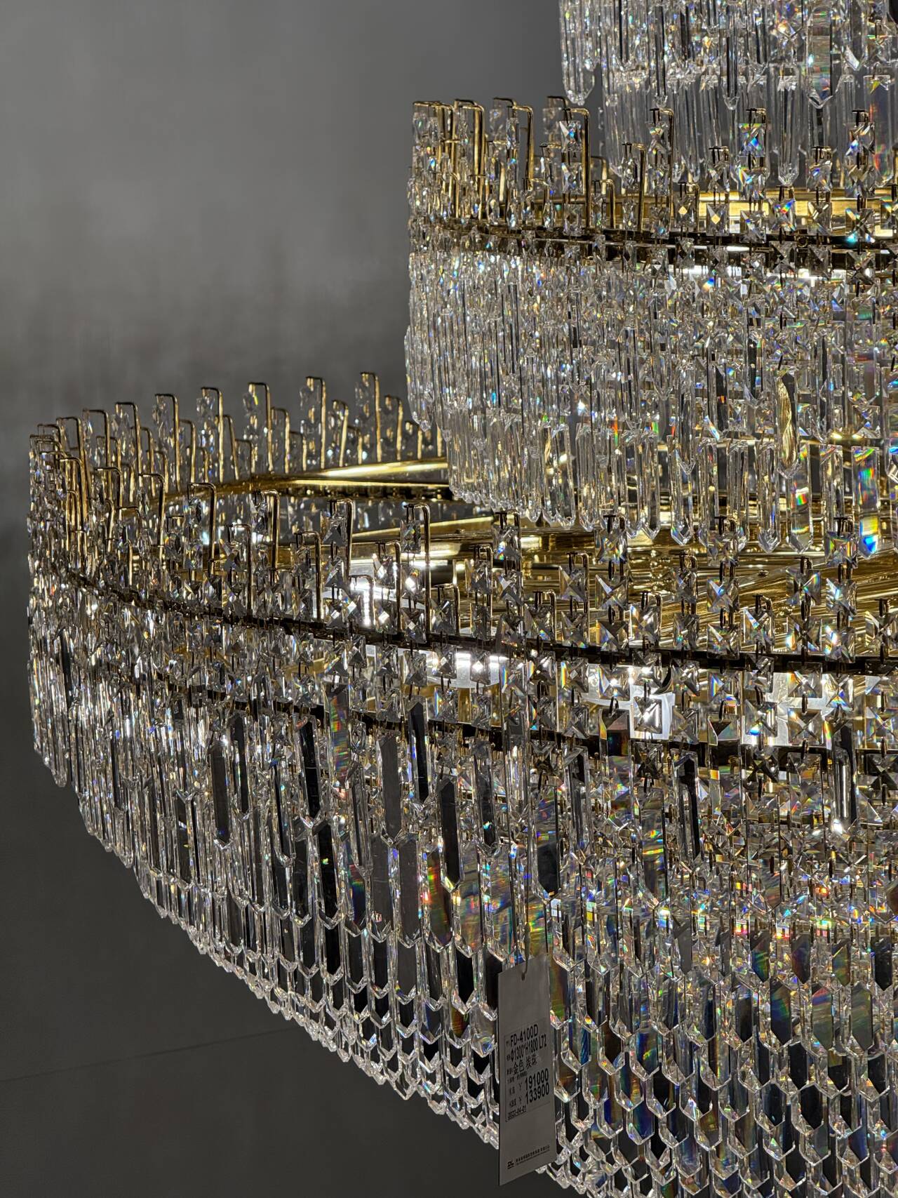 Lampadario di cristallo europeo di lusso in oro di grandi dimensioni a 3 livelli, di media lunghezza, per ingresso/scala/corridoio/ingresso.