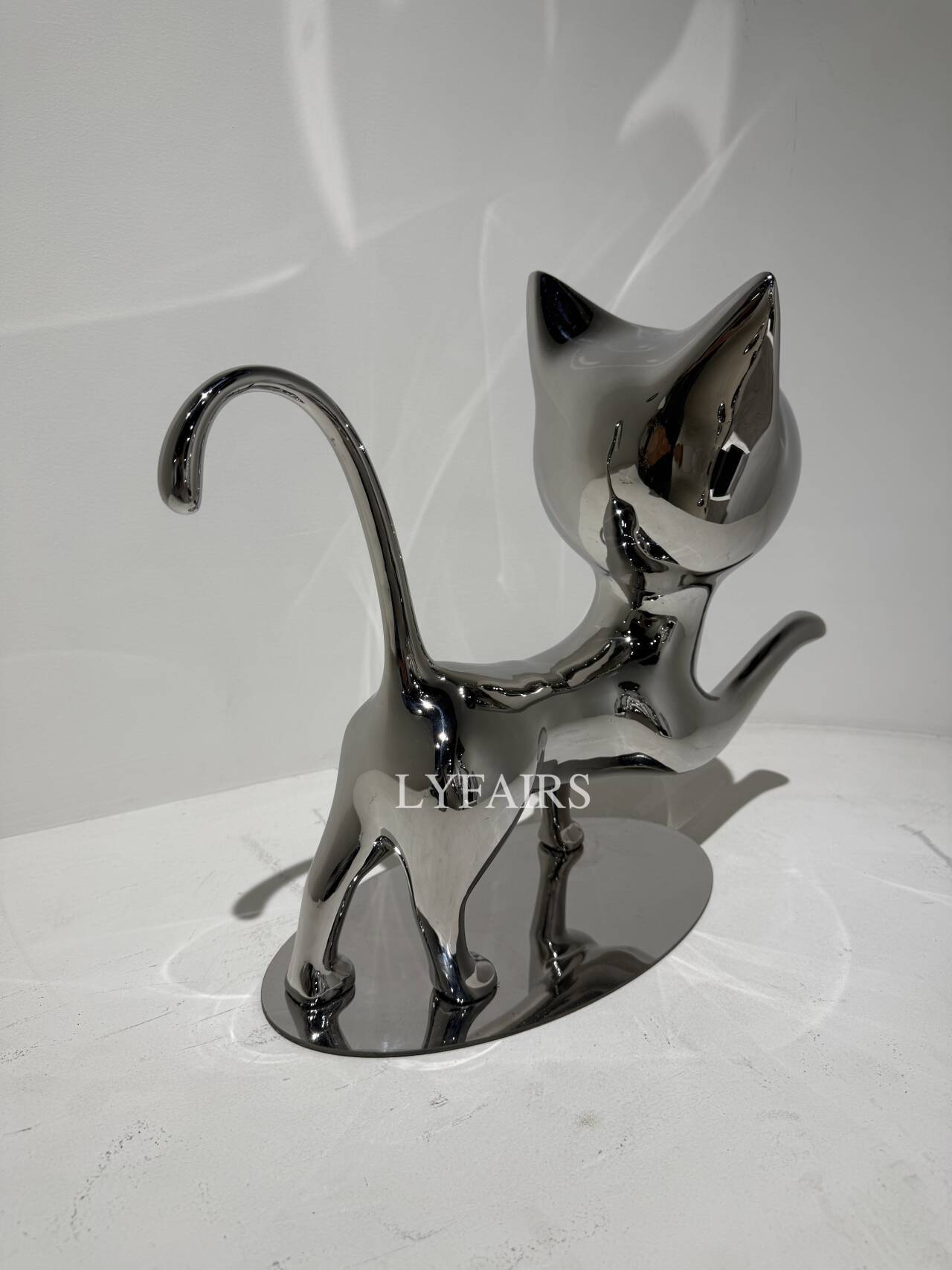 Sculpture de chat en acier inoxydable fabriquée à la main avec des poses ludiques