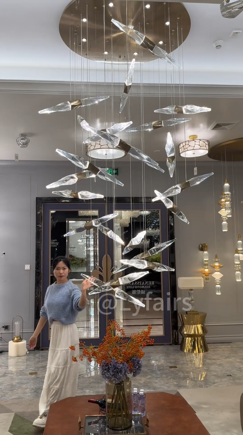Moderno lampadario di cristallo intrecciato galleggiante per soffitti alti