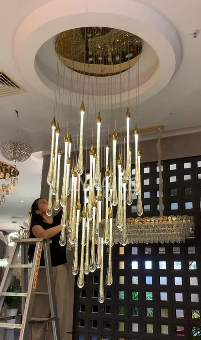 Lampadario a sospensione con gocce di vetro per atrio, lampadario a chiocciola per soffitto alto, finitura oro