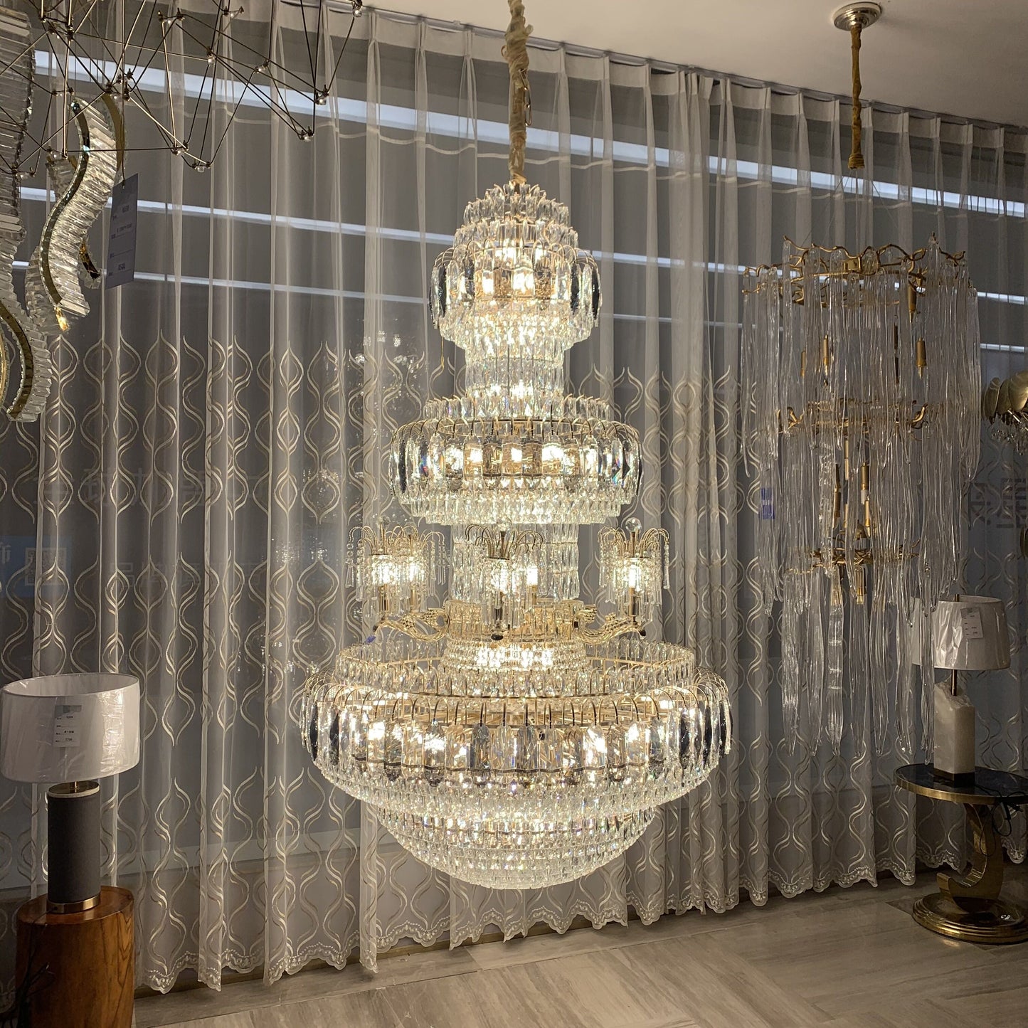 Lustre en cristal de la grande fontaine de l'ère dorée, de luxe et d'opulence