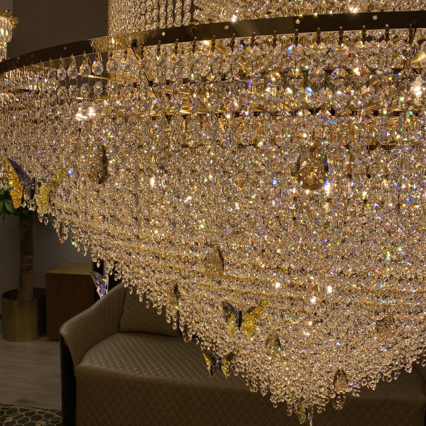 Lustre décoratif surdimensionné en cristal doré de luxe à plusieurs niveaux, en forme de papillon, pour hall d'entrée, escalier ou couloir