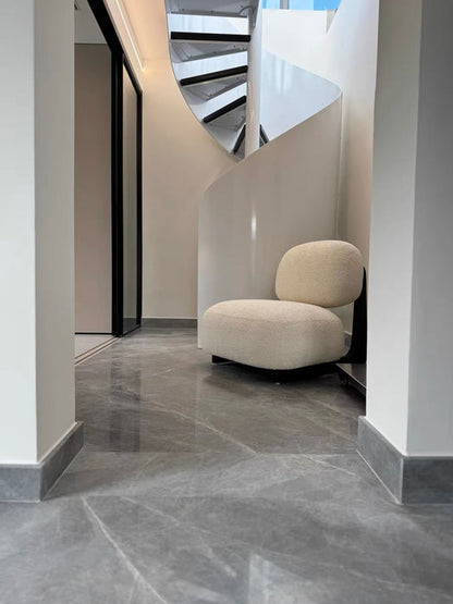 Moderna poltrona Boucle Sherpa Lounge con base in legno