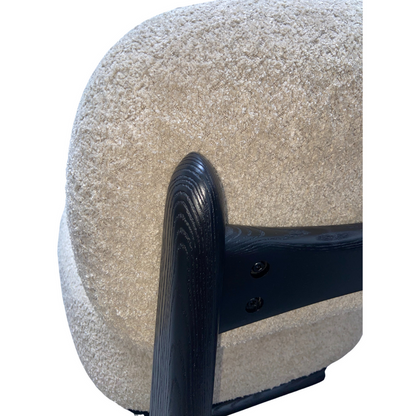 Moderna poltrona Boucle Sherpa Lounge con base in legno