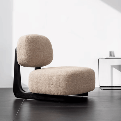 Moderna poltrona Boucle Sherpa Lounge con base in legno