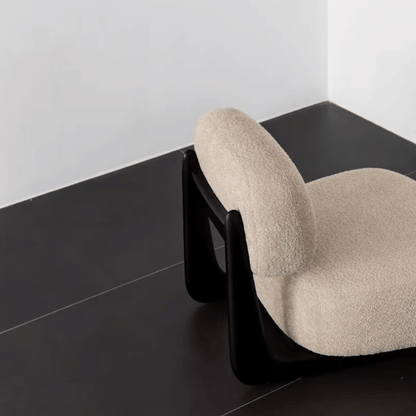 Moderna poltrona Boucle Sherpa Lounge con base in legno