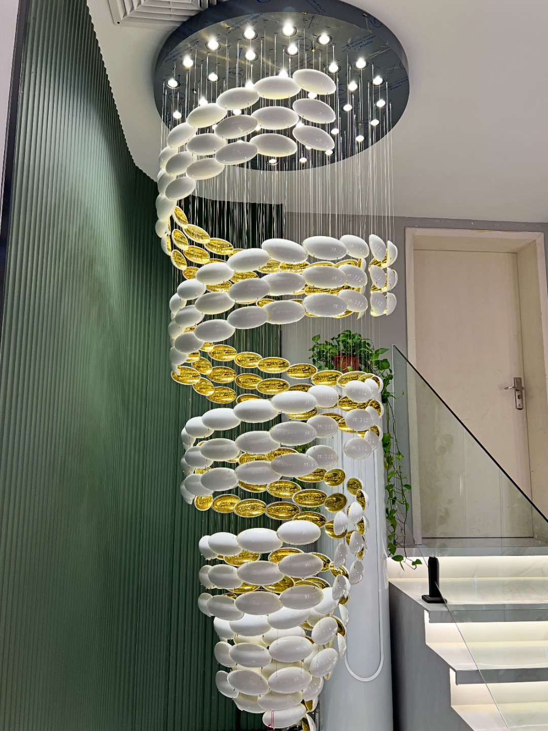 Plafonnier suspendu en forme d'œuf de dragon doré, design artistique et moderne, idéal pour un escalier, un centre de vente ou un hôtel