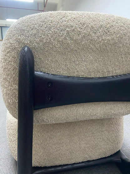 Moderna poltrona Boucle Sherpa Lounge con base in legno