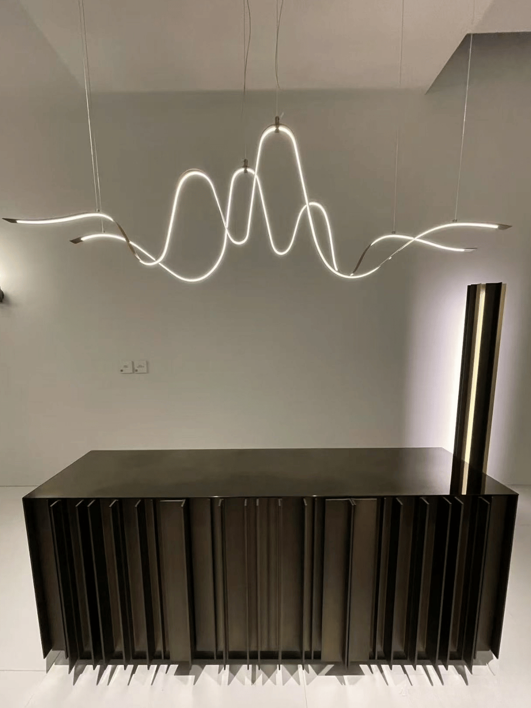 Lustre moderne et minimaliste aux lignes ondulées pour salle à manger/îlot de cuisine