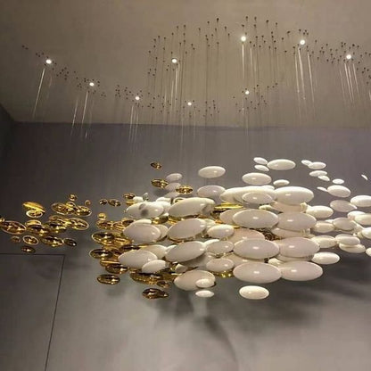 Plafonnier suspendu en forme d'œuf de dragon doré, design artistique et moderne, idéal pour une salle à manger