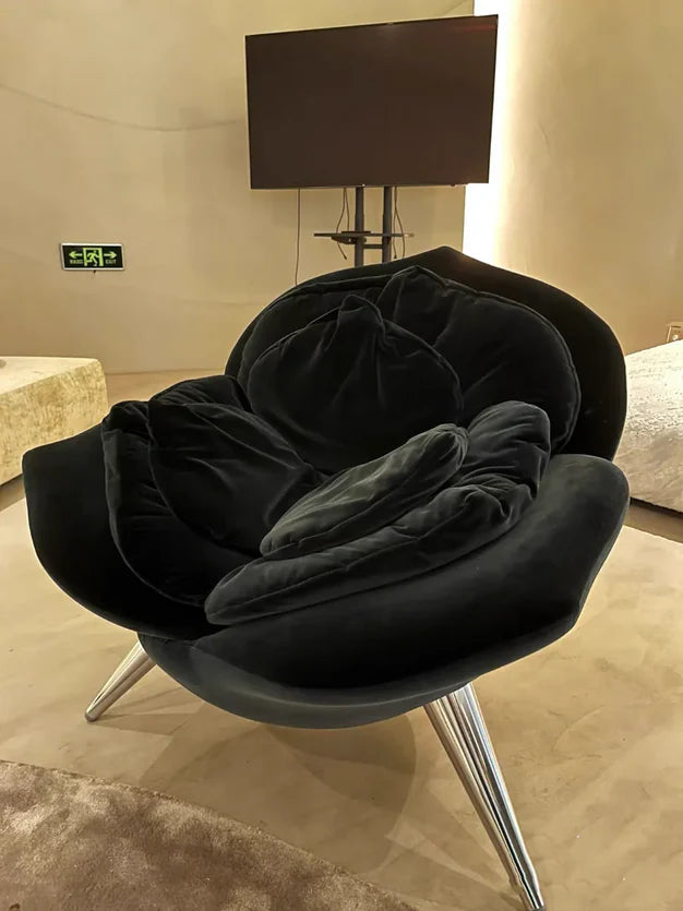 Poltrona in stile italiano con petali di rosa