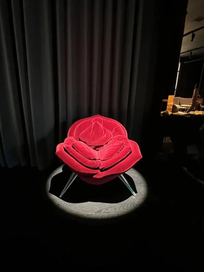 Poltrona in stile italiano con petali di rosa