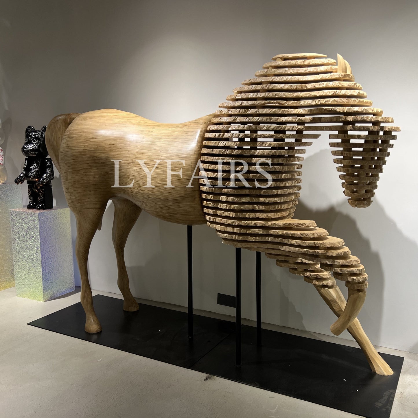 Scultura moderna di cavallo in legno segmentato 