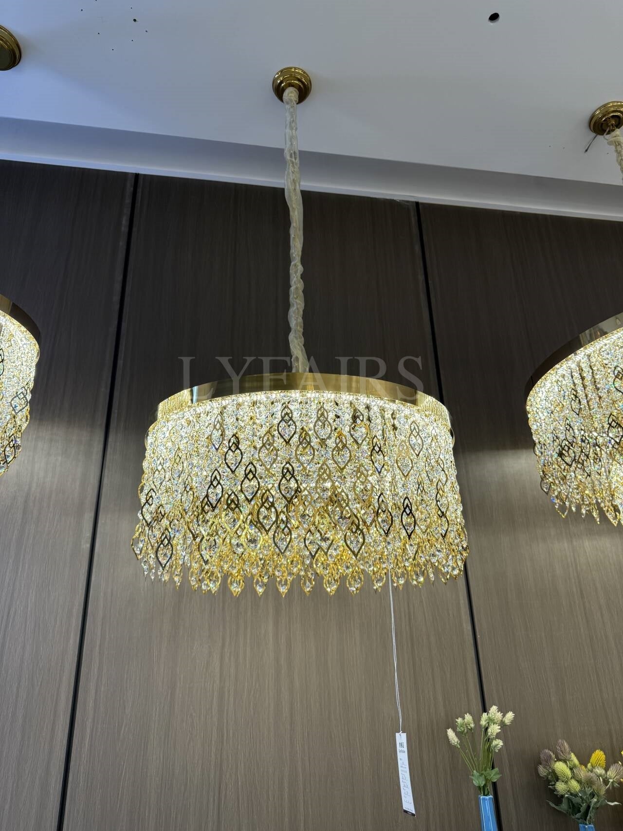 Lustre rond élégant en cristal avec pampilles dorées pour plafonds bas