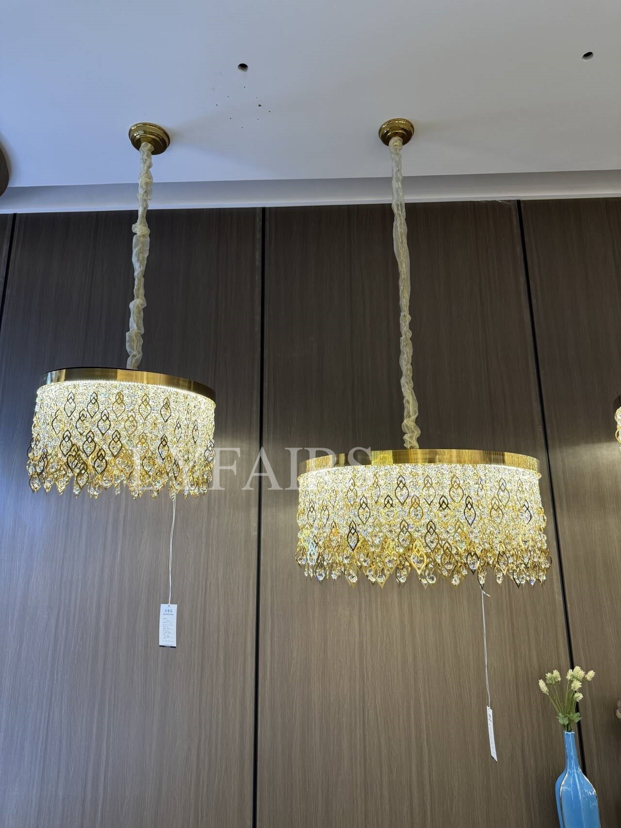 Lustre rond élégant en cristal avec pampilles dorées pour plafonds bas