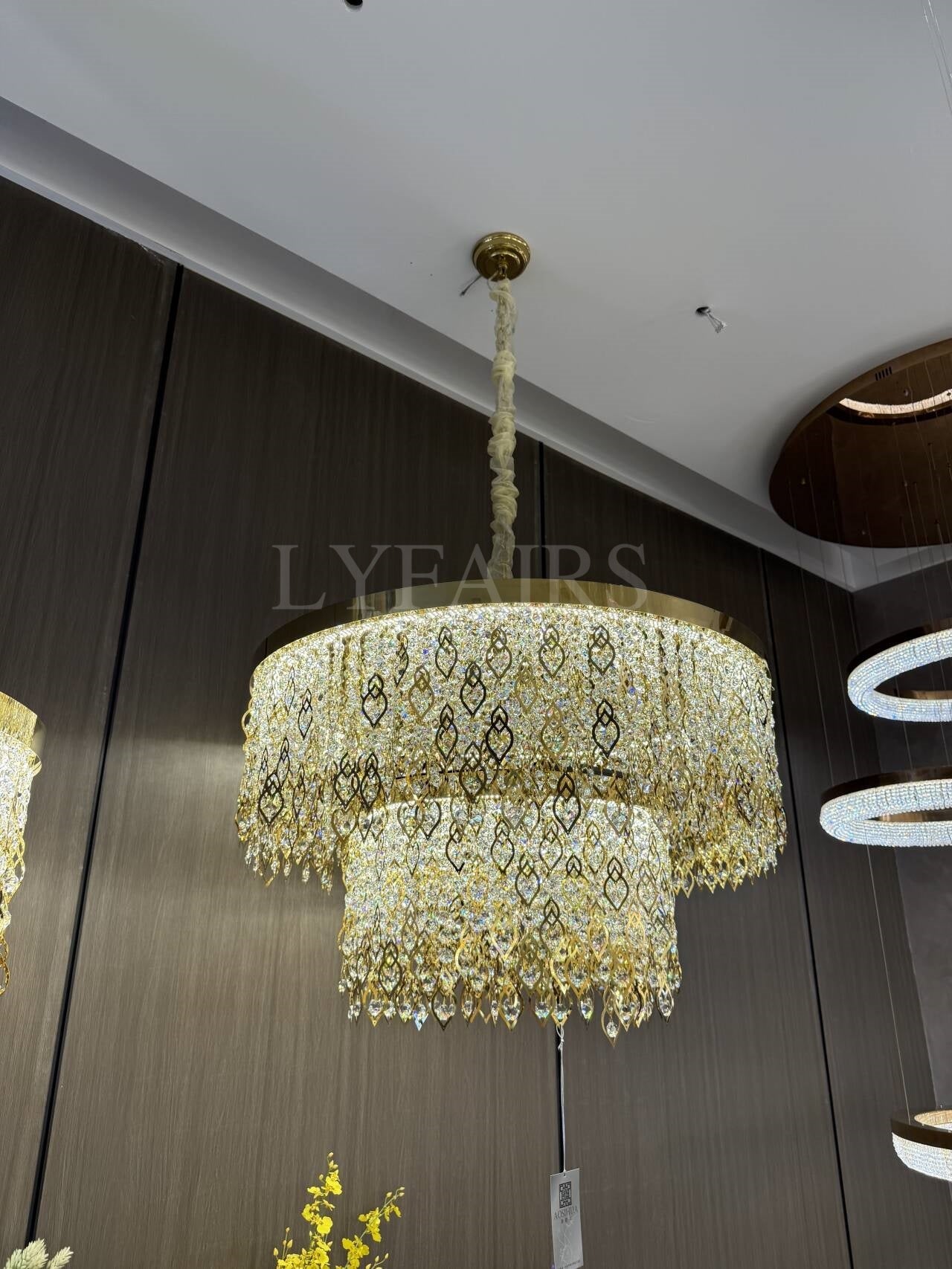 Lustre rond élégant en cristal avec pampilles dorées pour plafonds bas