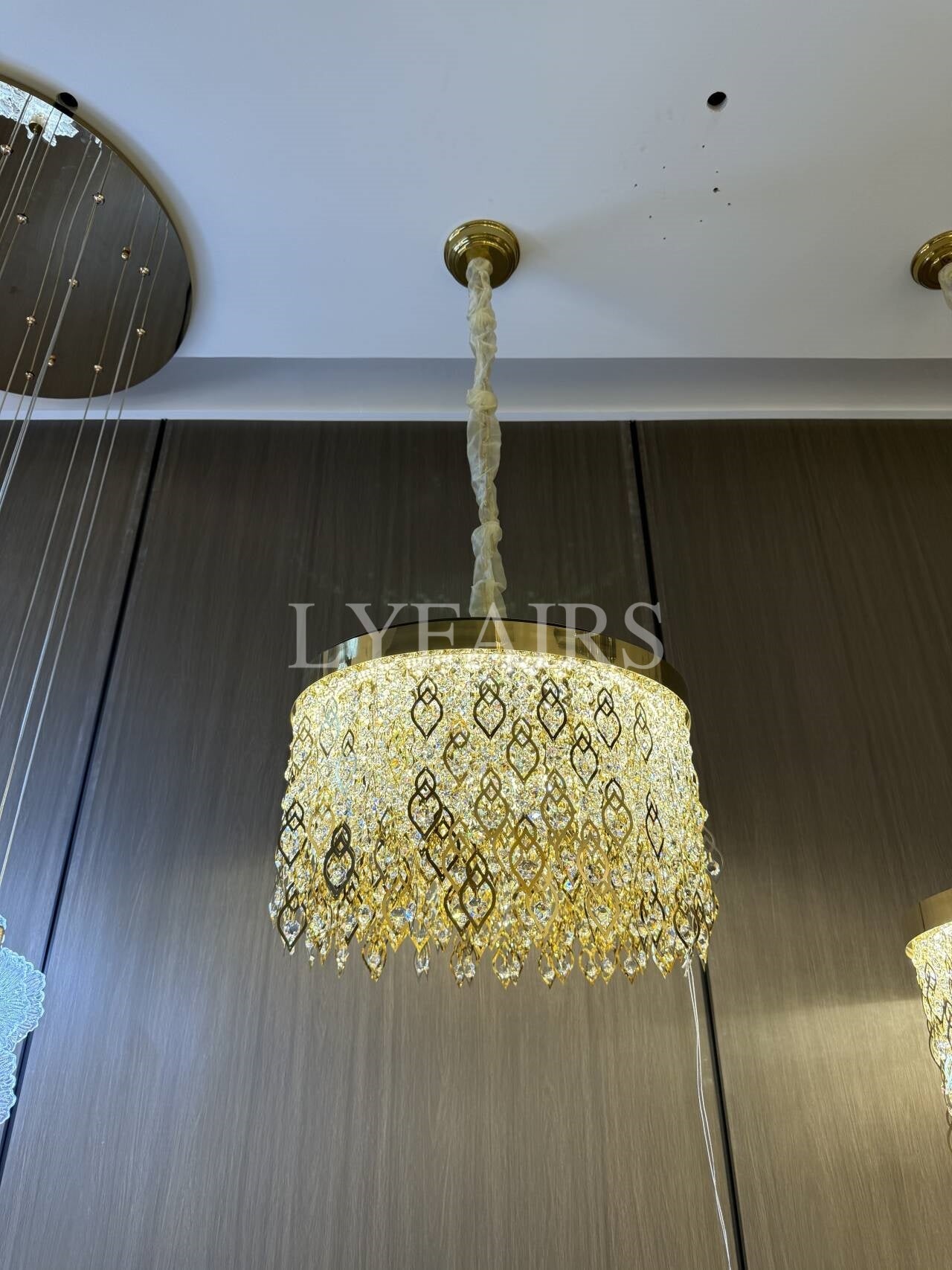 Lustre rond élégant en cristal avec pampilles dorées pour plafonds bas