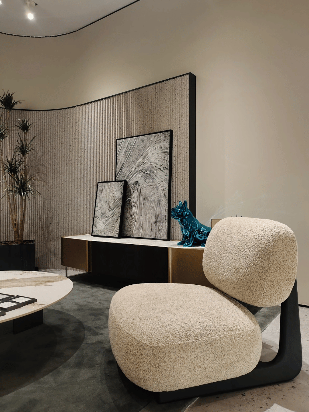 Moderna poltrona Boucle Sherpa Lounge con base in legno