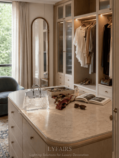 Lampe de table en verre rose délicat avec accents en laiton LYFAIRS x FH&amp;Home
