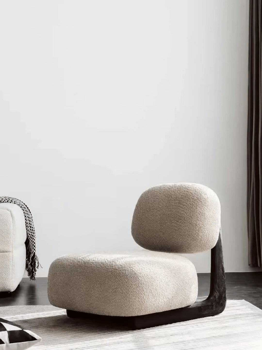 Moderna poltrona Boucle Sherpa Lounge con base in legno