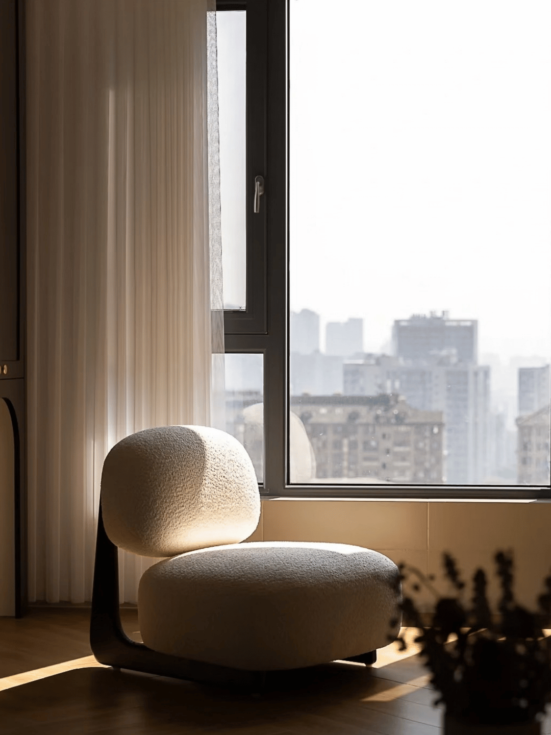 Moderna poltrona Boucle Sherpa Lounge con base in legno