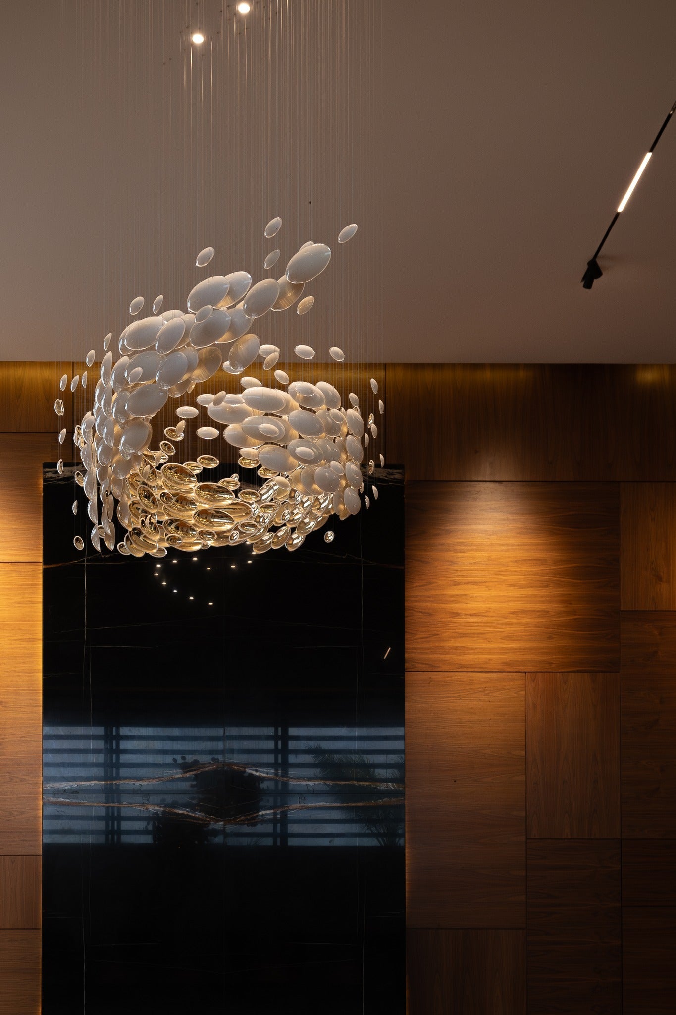 Plafonnier suspendu en forme d'œuf de dragon doré, design artistique et moderne, idéal pour une salle à manger