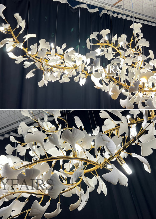 Lampadario in ceramica extra large con fiori bianchi, a forma di ramo d'albero in ferro, per ampio soggiorno/sala da pranzo.
