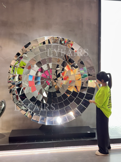 Decorazione murale circolare contemporanea con pannelli riflettenti frammentati