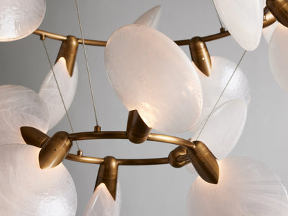 Lampadario moderno a due livelli in vetro traslucido soffiato a mano a forma di petalo