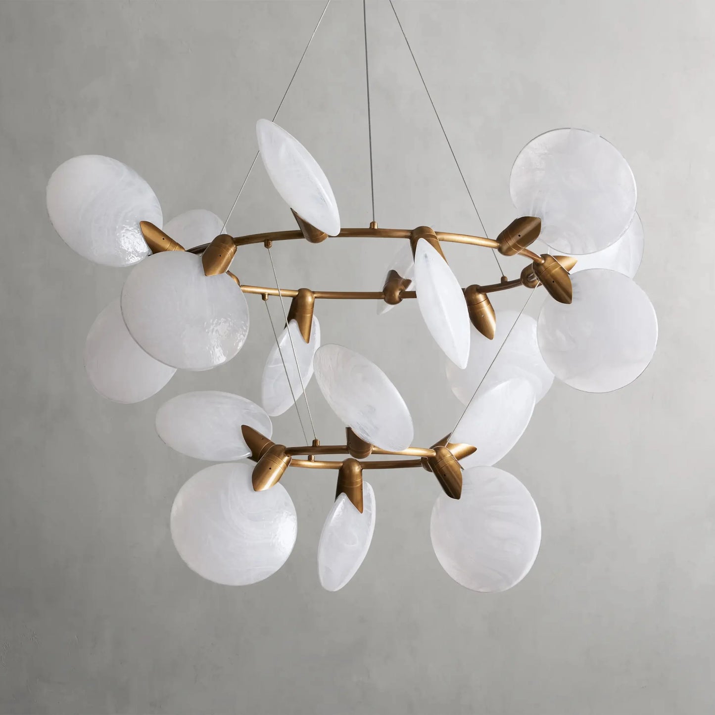 Lampadario moderno a due livelli in vetro traslucido soffiato a mano a forma di petalo
