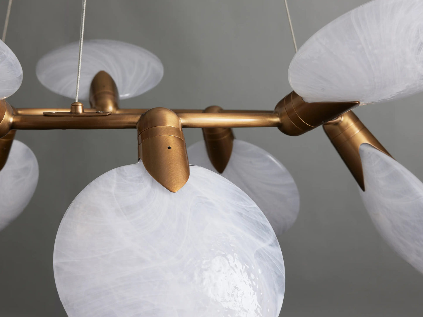 Lampadario moderno a due livelli in vetro traslucido soffiato a mano a forma di petalo