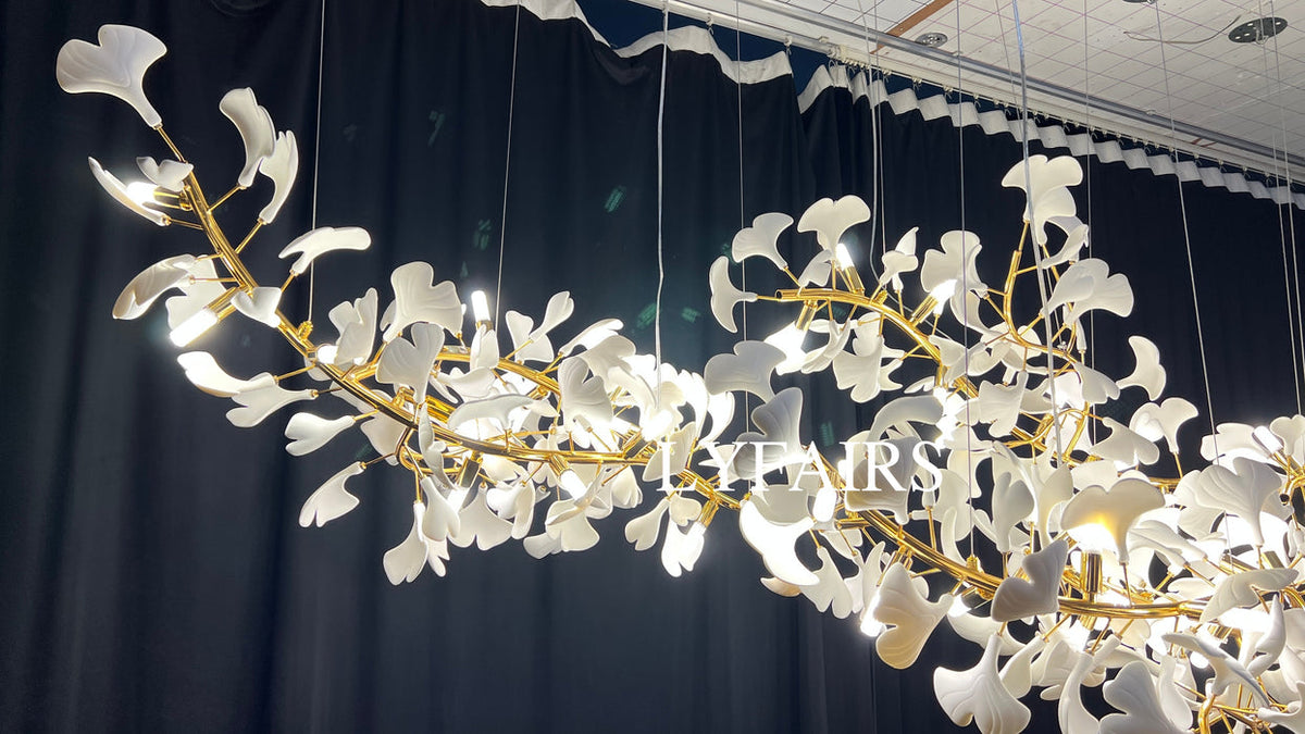 Lampadario in ceramica extra large con fiori bianchi, a forma di ramo d'albero in ferro, per ampio soggiorno/sala da pranzo.