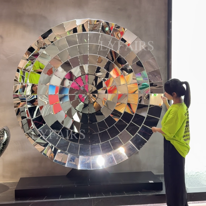 Decorazione murale circolare contemporanea con pannelli riflettenti frammentati