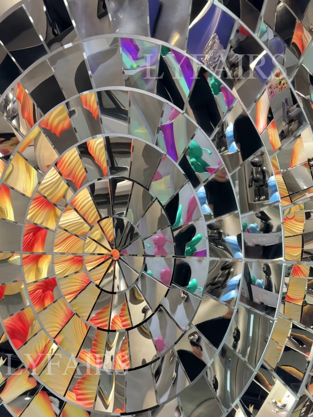 Decorazione murale circolare contemporanea con pannelli riflettenti frammentati