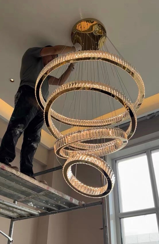 Lampadario moderno per ingresso anteriore con 5/6 anelli in cristallo, finitura oro/cromo