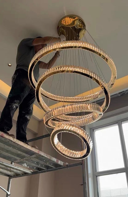 Lampadario moderno per ingresso anteriore con 5/6 anelli in cristallo, finitura oro/cromo