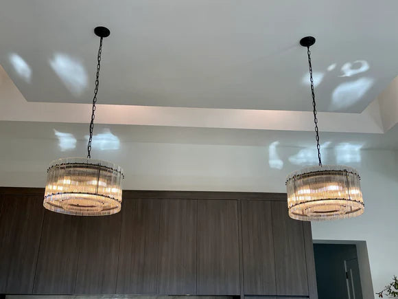 Lustre moderne à un niveau, rond et fait main, avec panneaux en verre cannelé