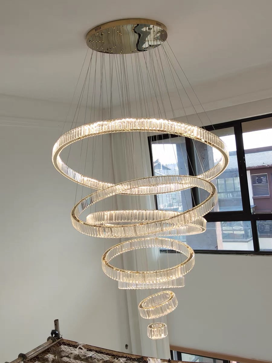Lampadario moderno per ingresso anteriore con 5/6 anelli in cristallo, finitura oro/cromo