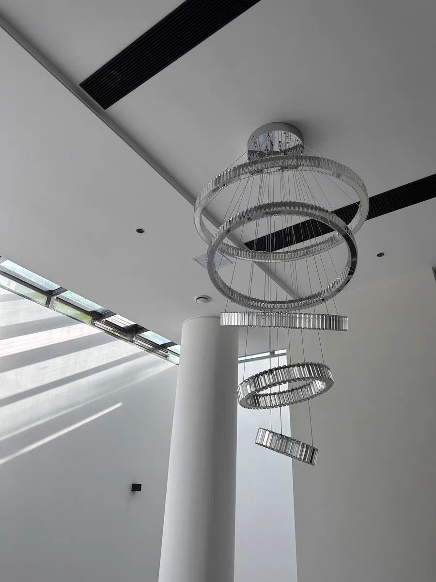 Lampadario moderno per ingresso anteriore con 5/6 anelli in cristallo, finitura oro/cromo