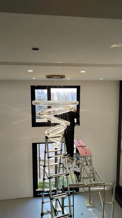 Lampadario moderno per ingresso anteriore con 5/6 anelli in cristallo, finitura oro/cromo